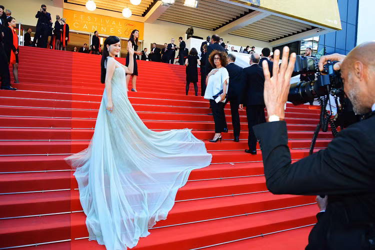 Lý Nhã Kỳ tạo dáng chuyên nghiệp trên thảm đỏ Cannes 2016.