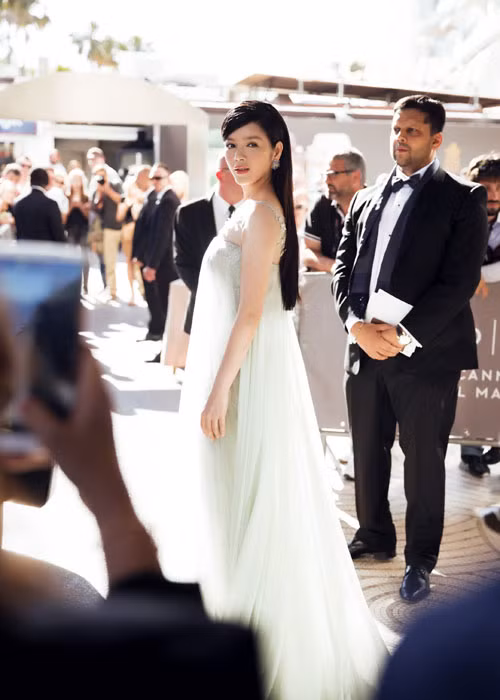 Góp mặt trong sự kiện Liên hoan phim Cannes 2016, mỹ nhân Việt liên tiếp gây chú ý với hình ảnh kiêu sa trong mỗi lần xuất hiện.