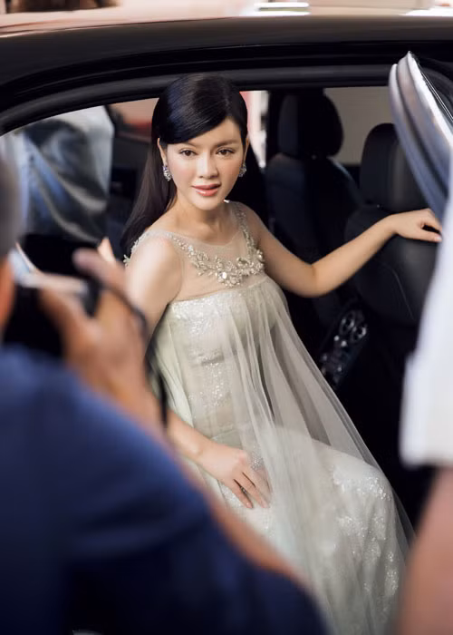 Cô được săn đón ngay từ khi bước xuống xe.