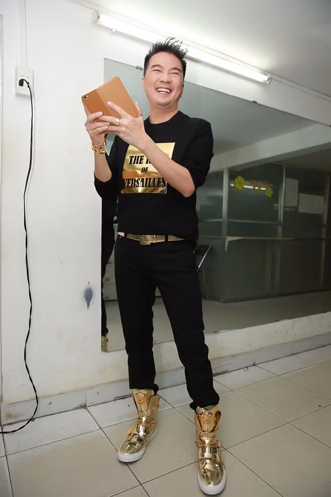 Một bộ trang phục ton sur ton của nam ca sĩ. Từ giày, dây nịt đến trang sức đều được anh chọn lựa cẩn thận.