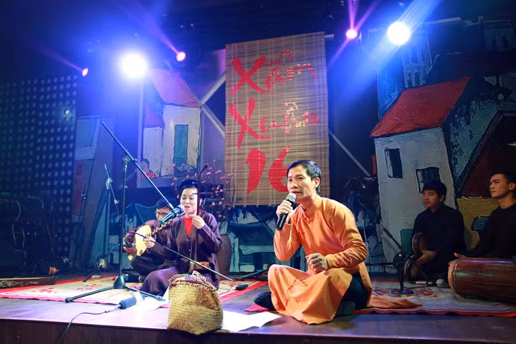 Đặc biệt trong phần giao lưu với khán giả, nhóm đã ngẫu hứng thể hiện bài Xẩm chứng khoán. Qua sự trình bày hóm hỉnh, dí dỏm, đề tài chứng khoán khi vào xẩm tạo nên một sự thú vị đối với người nghe.