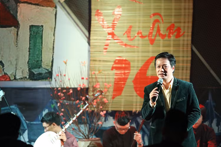 MC Nguyễn Hữu Chiến Thắng đảm nhận phần dẫn dắt câu chuyện đã mang tới cho khán giả một không gian thật gần gũi như một buổi trò chuyện, góp phần kéo khán giả vào thế giới của xẩm.