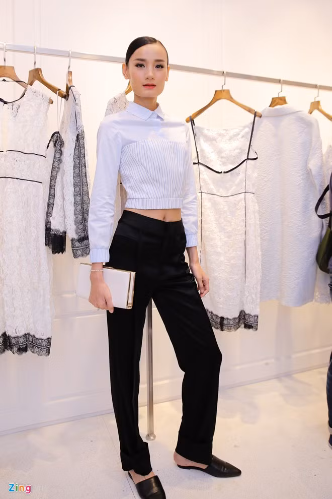 Lê Thúy diện áo crop-top và quần suông phá cách. Sau khi kết hôn, người mẫu và ông xã sống xa nhau vì anh bận công tác tại nước ngoài. 