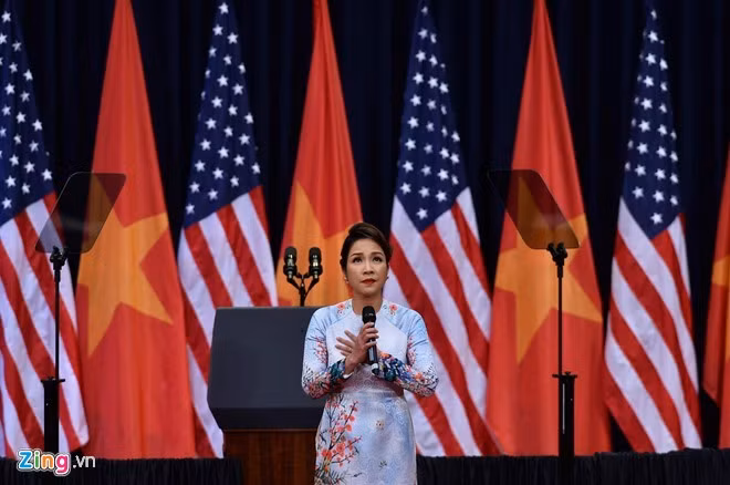 Mỹ Linh thể hiện ca khúc quốc ca Việt Nam trước sự chứng kiến của đông đảo quan chức cấp cao và tổng thống Barack Obama. Ảnh: Hoàng Hà