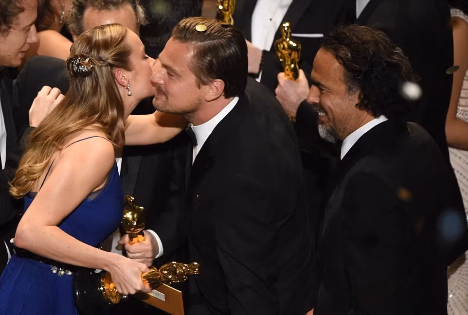 Leonardo DiCaprio hôn chúc mừng Brie Larson, mỹ nhân của "Kong: Skull Island" và là người thắng giải Nữ diễn viên chính xuất sắc năm nay với Room. Tượng vàng Oscar dường như đã “trốn” Leo trong suốt hơn 20 năm qua, kể từ lần đầu anh nhận đề cử Nam diễn viên phụ xuất sắc với What’s Eating Gilbert Grape (1993). Trên thực tế, ở ba lần nhận đề cử Nam diễn viên chính xuất sắc sau đó, anh đều thuộc hàng “chiếu dưới” nếu so với Jamie Foxx trong Ray năm 2004, Forest Whitaker trong The Last King of Scotland năm 2006 và Matthew McConaughey trong Dallas Buyers Club năm 2013. Song, ngay từ khi cuộc đua năm nay bắt đầu, Leo luôn tỏ ra vượt trội và không dành cho đối thủ bất cứ cơ hội nào để có thể gây bất ngờ. Ảnh: AP