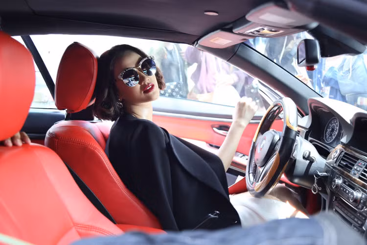 Trong “Sài Gòn, anh yêu em”, Maya hóa thân thành một cô nàng xinh đẹp, có gu ăn mặc thời thượng và làm sếp của một công ty tổ chức sự kiện lớn.
