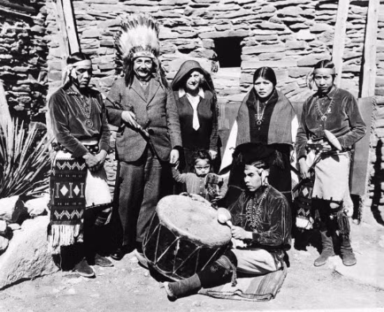 Nhà bác học thiên tài Albert Einstein xuất hiện cùng vợ Elsa bên cạnh bộ tộc Hopi, Grand Canyon của Hoa Kỳ vào năm 1931.