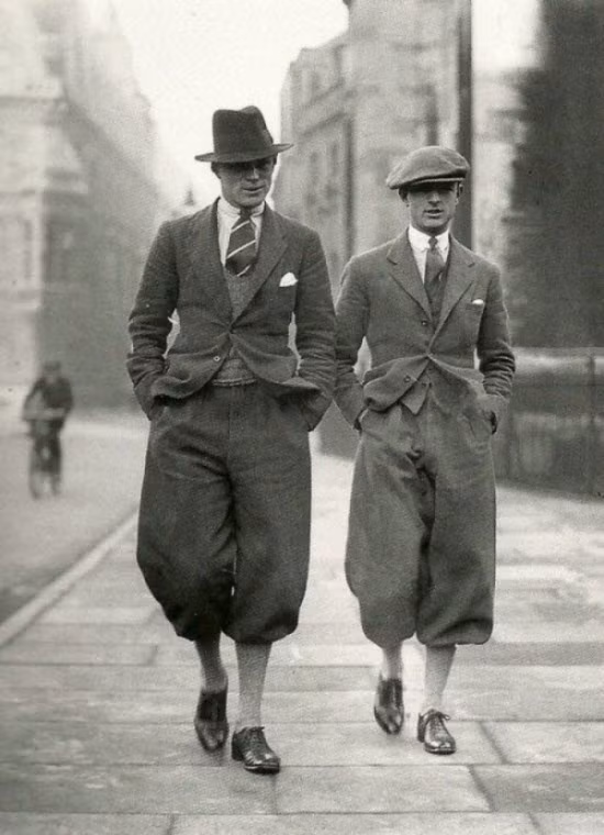 Hai chàng trai trong ngày tốt nghiệp trường Đại học Cambridge. Bức ảnh được chụp vào năm 1926.