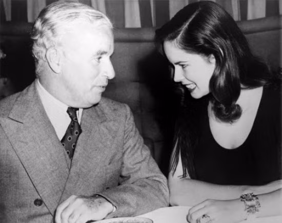 Vua hề Sác lô - Charlie Chaplin cùng vợ Una xuất hiện tại Hoa Kỳ năm 1944.