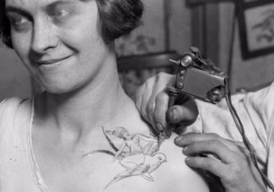 Ảnh các tiệm xăm đầu tiên được hình thành vào năm 1928.