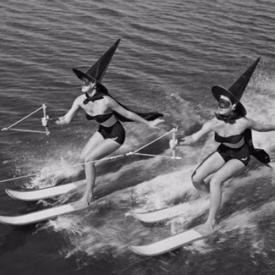 Hai cô gái đang tham gia trò chơi lướt ván tại lễ hội Halloween, bang Florida, Hoa Kỳ vào năm 1954.