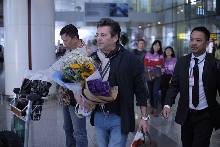 Rời sân bay, Thomas Anders di chuyển tới khách sạn và chuẩn bị cho buổi gặp gỡ báo chí vào chiều nay. Ông và ban nhạc đã sẵn sàng cho hai đêm diễn.