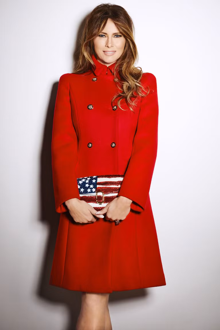  Người vợ thứ 3 Melania Knauss: Vợ hiện tại của tỷ phú Donald Trump- Đệ nhất phu nhân Hoa Kỳ, từng là một người mẫu tiếng tăm. Melania Knauss, sinh năm 1971 tại Svenica, Slovenia. Bà sinh trưởng trong một gia đình giàu có, bố làm đại lý xe hơi và mô tô, còn mẹ là nhà thiết kế thời trang. Melania bắt đầu sự nghiệp người mẫu lúc 5 tuổi. Năm 1986 khi mới 16 tuổi, Melania bắt đầu bước lên sàn catwalk thời trang.