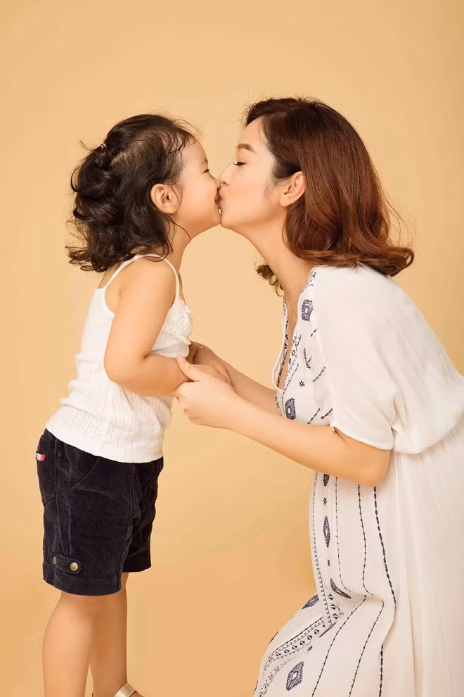 Mang thai lần 3 ở tháng thứ bảy, Jennifer Phạm thực hiện bộ ảnh thời trang mới cùng con gái bé Na. Đây không phải là lần đầu tiên chụp ảnh nên nhóc tỳ tỏ ra khá chuyên nghiệp kết hợp nhịp nhàng cùng mẹ trong mỗi khung hình.