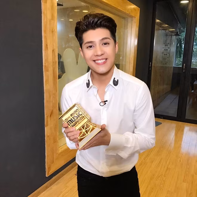 Noo Phuoc Thinh nhan giai Nghe si chau A tai MAMA 2016
