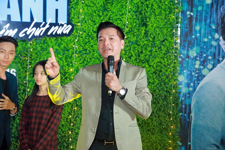 Trong buổi ra mắt phim tại Hà Nội, Quang Minh xuất hiện lẻ bóng, vắng mặt bà xã Hồng Đào.