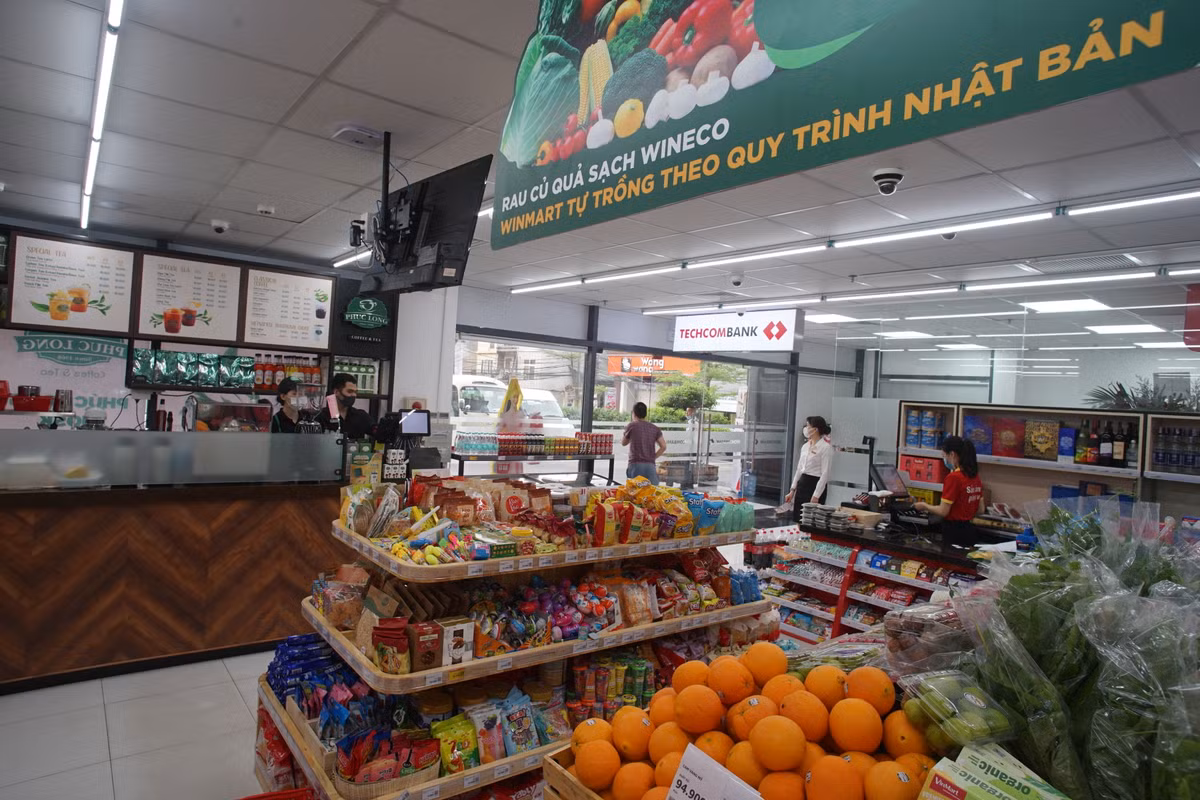 Ngoài Phúc Long, cửa hàng VinMart này còn có sự kết hợp đặt một phòng giao dịch của TechcomBank.