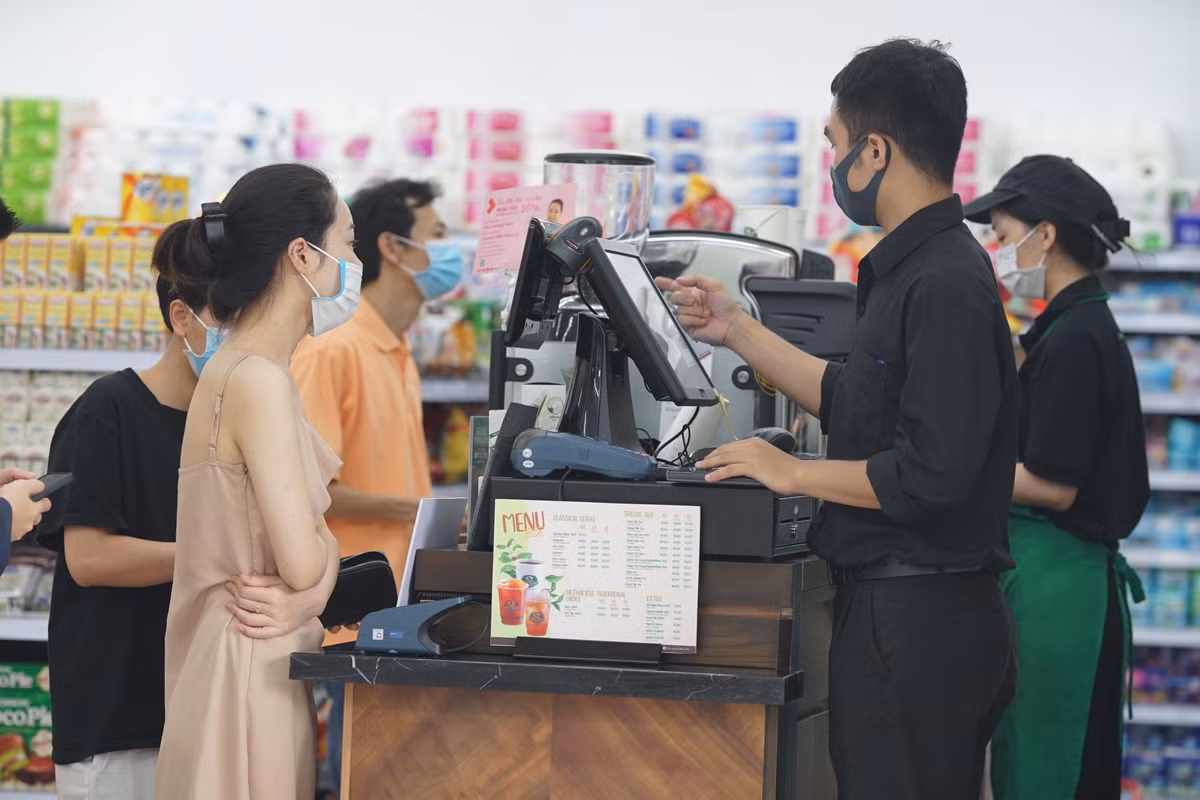 Chị Nguyệt Anh - sống tại toà nhà UDIC Riverside cho biết vừa mở một tài khoản của Techcombank nhưng thấy bên cạnh có bán trà Phúc Long nên đã ra mua dùng thử.