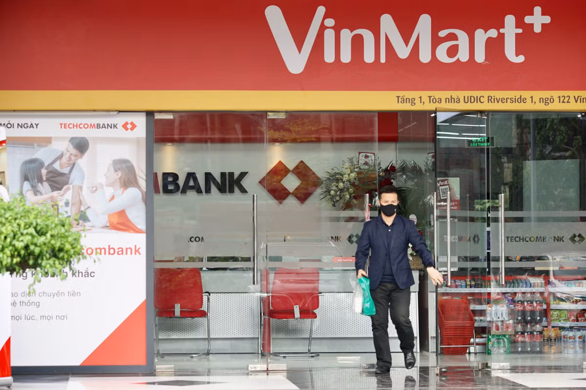 Trước đó, cửa hàng VinMart đầu tiên đổi tên thành WinMart này nằm ở quận 2, TP.HCM.