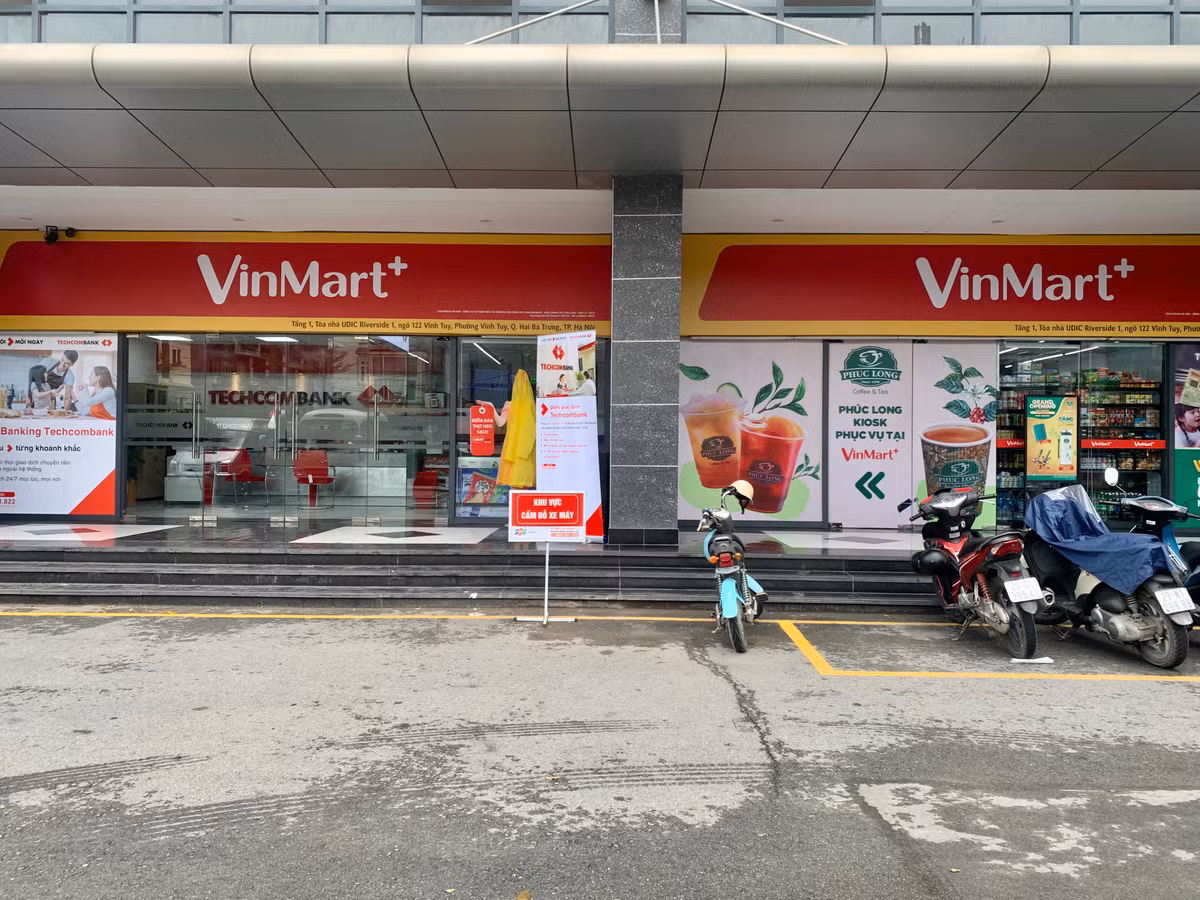 Ben trong cua hang VinMart dau tien tai Ha Noi ban Phuc Long