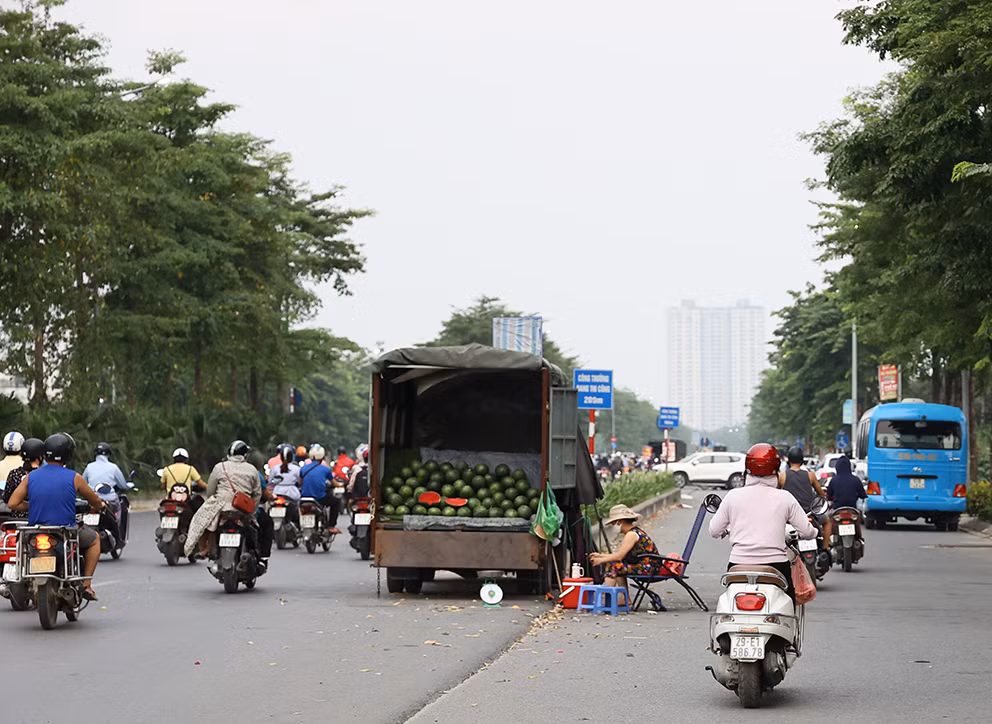 Nhiều hàng bày bán hoa quả ngay giữa lòng đường.