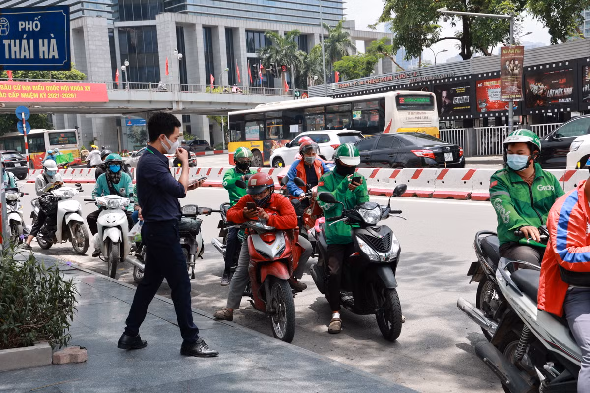 Theo ghi nhận của PV báo Tri thức và Cuộc sống, mặc dù nắng nóng nhưng buổi trưa luôn là thời điểm shipper hoạt động tốt nhất.