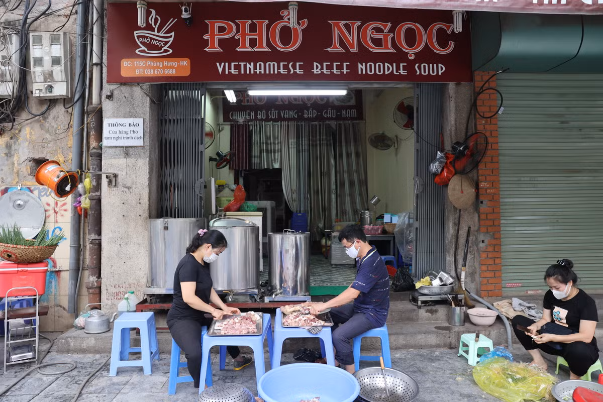 Một số cửa hàng cũng rơi vào hoàn cảnh tương tự khi không có nhân viên nên chưa thể phục vụ khách.
