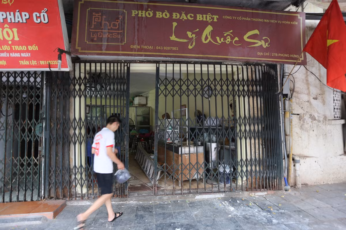 Hàng phở trên Lý Quốc Sư vẫn phục vụ bán mang về, chưa mở cửa đón khách.