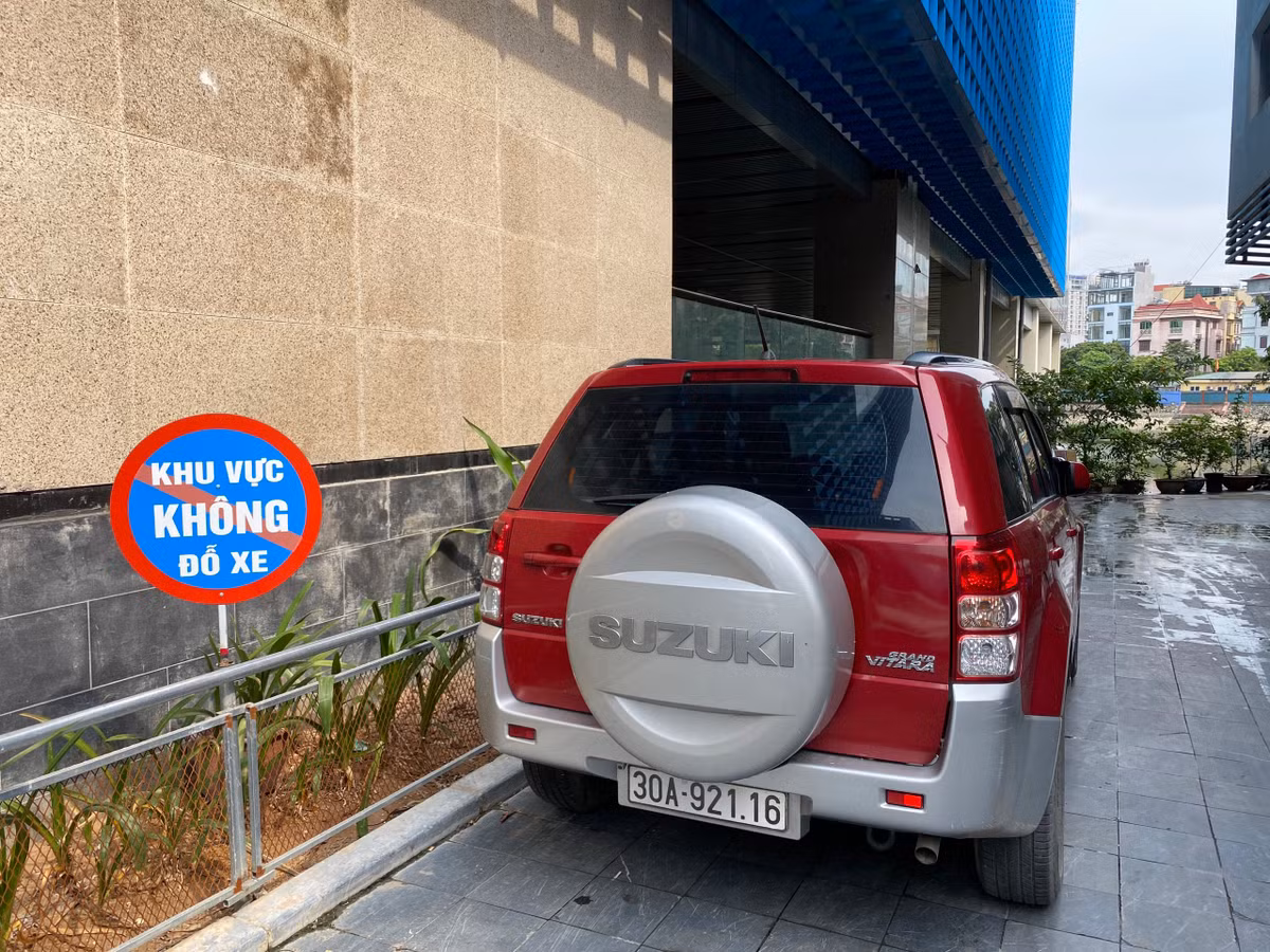 Mặc dù có biển cấm đỗ xe nhưng nhiều ô tô vẫn vào “tránh nắng” trong khuôn viên nhà ga.