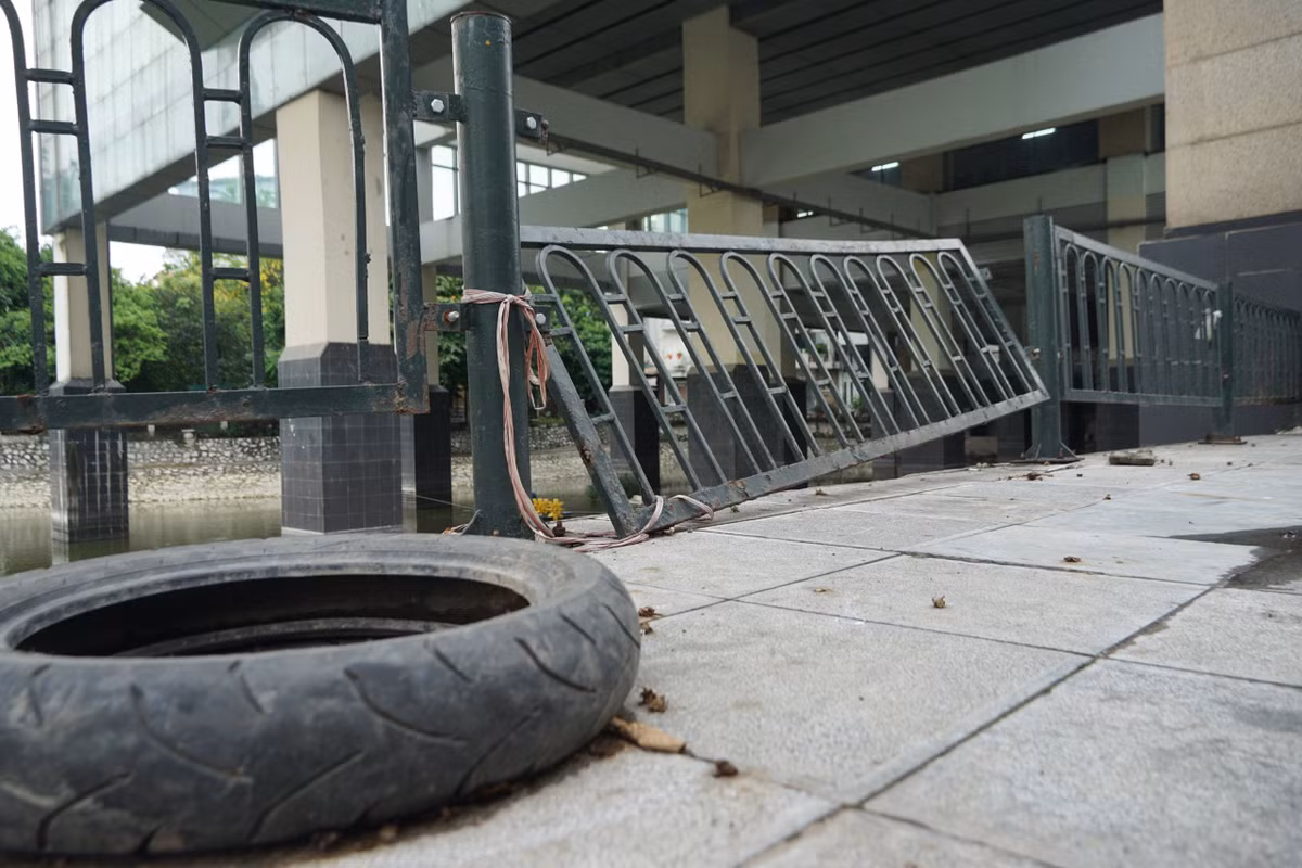 Theo ghi nhận của PV báo Tri thức và Cuộc sống, tình trạng bị lấn chiếm xảy ra dọc phạm vi đường sắt Cát Linh - Hà Đông nhưng ở ga cuối Cát Linh là nghiêm trọng nhất.