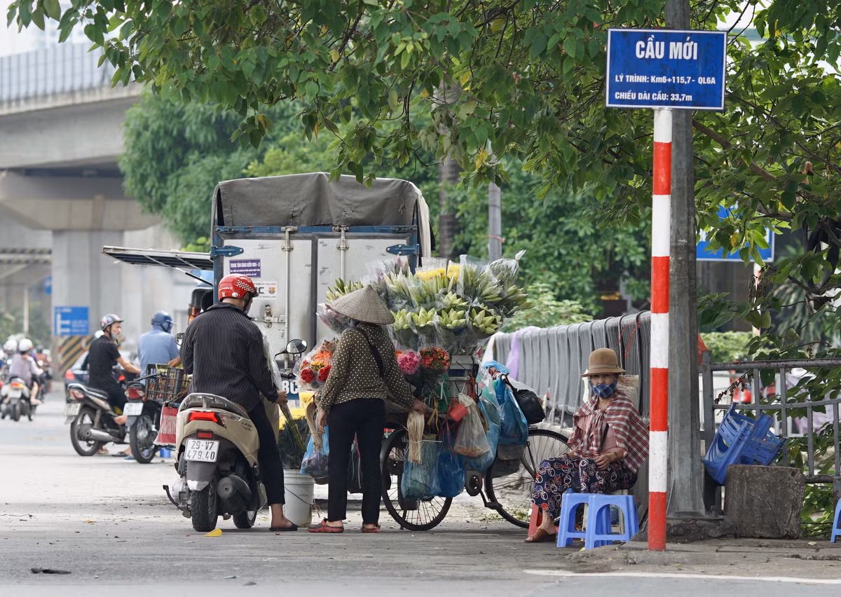 “Do hoa có chất lượng tốt nên các chủ đầm cũng bán cao hơn mọi năm”, chị Lan chia sẻ thêm.