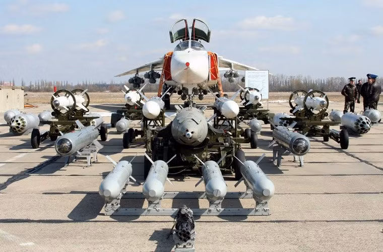 Su-24 trang bị một pháo GSh-6-23 6 nòng cỡ 23mm (cơ số 500 viên đạn) để không chiến tầm gần. Ngoài ra, 9 giá treo trên cánh và thân mang tổng cộng 8 tấn vũ khí gồm: tên lửa không đối không tầm ngắn R-60 hoặc R-73; tên lửa không đối đất có điều khiển loại Kh-23, Kh-25ML, Kh-28, Kh-29, Kh-58; bom có điều khiển KAB-500KR, KAB-500L.