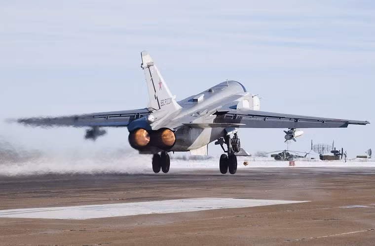 Su-24 có 2 động cơ phản lực Saturn/Lyulka AL-21F-3A cho phép đạt tốc độ tối đa 1.550km/h, trần bay 11.000m, tầm bay 2.500km. Động cơ AL-21F-3A được đánh giá có hiệu suất hoàn hảo nhưng lại tiêu thụ nhiều nhiên liệu, chi phí bảo dưỡng cao.