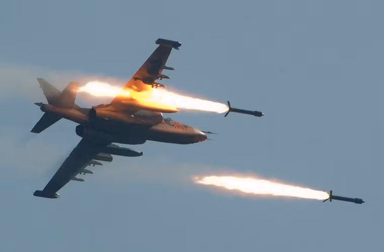 Trong nhiệm vụ tiêu diệt mục tiêu mặt đất, Su-25 có khả năng mang các loại vũ khí sau: tên lửa Kh-25ML (tầm bắn 11km, lắp đầu đạn thuốc nổ thường nặng gần 100kg); tên lửa Kh-29 (tầm bắn 12km, lắp đầu đạn xuyên giáp nặng 600-700kg); bom có điều khiển 500kg; bom và rocket không điều khiển. Với những loại vũ khí này, Su-25 hoàn toàn có khả năng tiêu diệt xe tăng, xe bọc thép hạng nặng, bộ binh tập trung, các tòa nhà mà phiến quân IS trú ẩn.