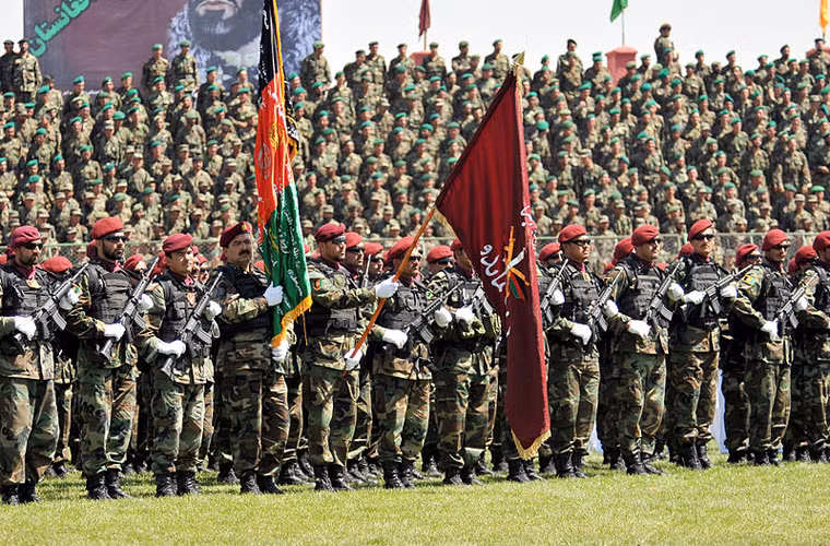 Quân đội Afghanistan có quân số thường trực 200.000 người được chia làm 6 quân đoàn được trang bị hầu hết các vũ khí do Liên Xô/Nga sản xuất dù rằng họ nhận sự huấn luyện trực tiếp từ Mỹ và các nước NATO.