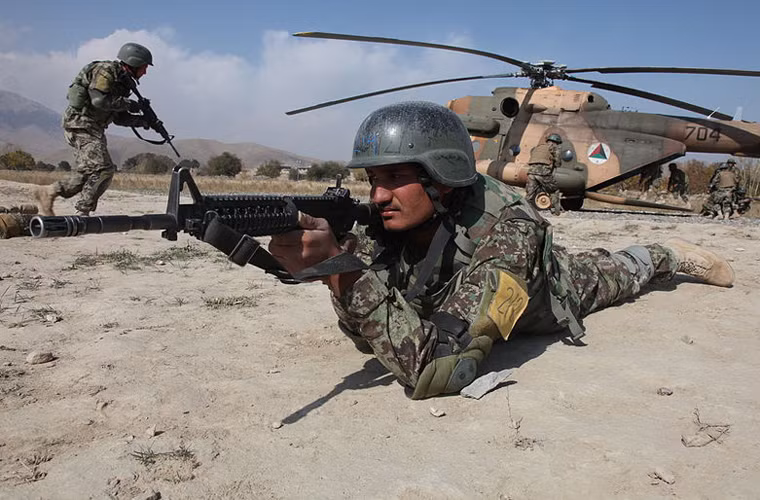 Riêng vũ khí cá nhân của các binh sĩ Afghanistan hiện tại chủ yếu là súng trường M16 (khoảng 104.000 khẩu) và M4 (khoảng 10.000 khẩu) do Mỹ sản xuất. Trong khi các loại súng AK-47/AKM/AK-74 hầu như chỉ còn nằm trong một số đơn vị quân địa phương, lực lượng đặc biệt.