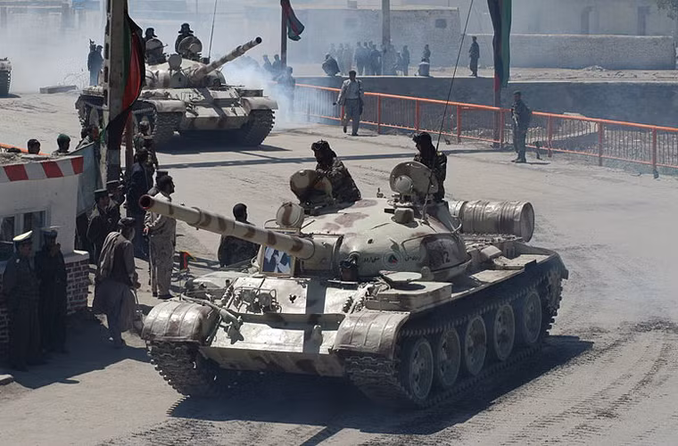 Ảnh: Xe tăng chiến đấu chủ lực T-62. Chính quyền Afghanistan giai đoạn 1973-1991 đã nhận tổng cộng khoảng 255 chiếc T-62, T-62M và T-62M1. Không rõ lý do vì sao mà đồng minh Mỹ lại không cung cấp xe tăng M1 Abrams hiện đại cho Afghanistan.
