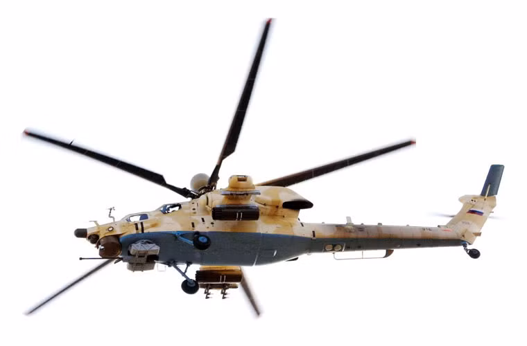 Trực thăng tấn công Mi-28NE là biến thể xuất khẩu của mẫu Mi-28N được cải tiến khả năng tác chiến ngày - đêm, trong mọi điều kiện thời tiết. Ảnh: Mi-28NE với màu sơn ngụy trang lạ mắt so với các máy bay sử dụng trong Không quân Nga.