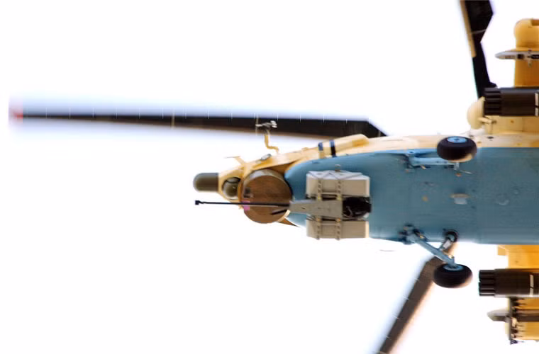 Ảnh chụp từ dưới nhìn thẳng vào “bụng” Mi-28NE. Ngay đầu mũi là một khẩu pháo 30mm 2A42 cùng cụm tổ hợp trinh sát hồng ngoại – quang học.