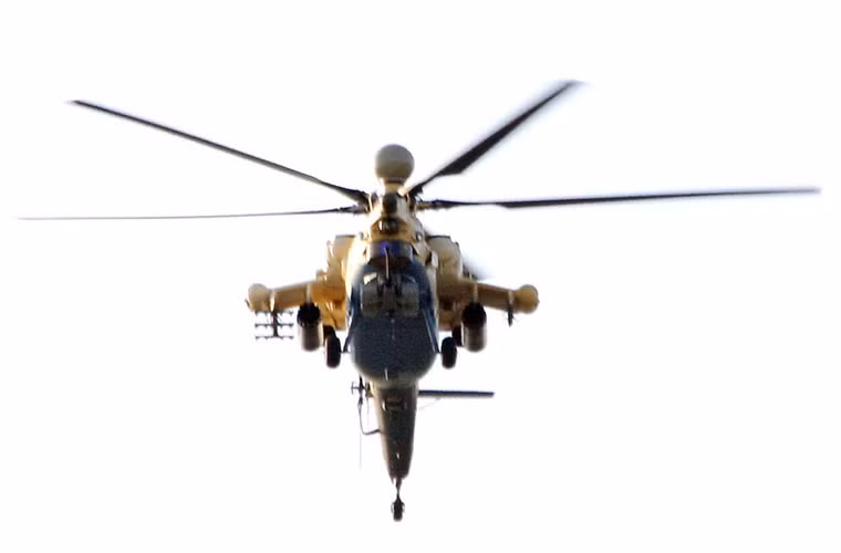 Góc chụp Mi-28NE cho thấy rõ mẫu xuất khẩu cho Algeria giữ nguyên radar sóng mm trên đỉnh trục cánh quạt máy bay.