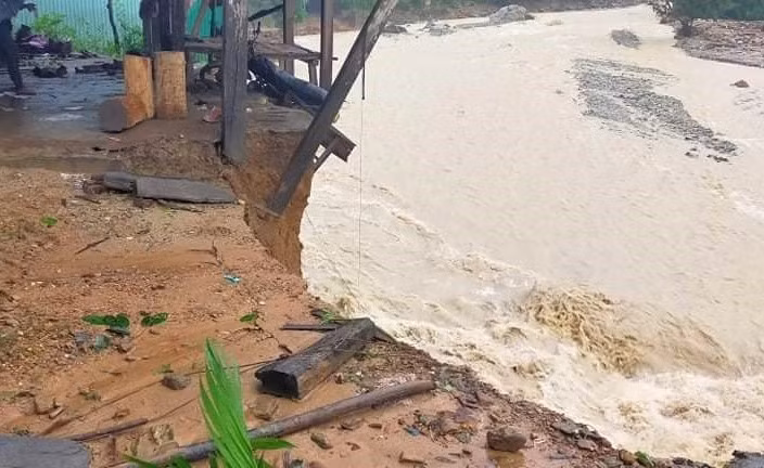 Tra Leng lai bi sat lo, 14 nha dan bi cuon troi