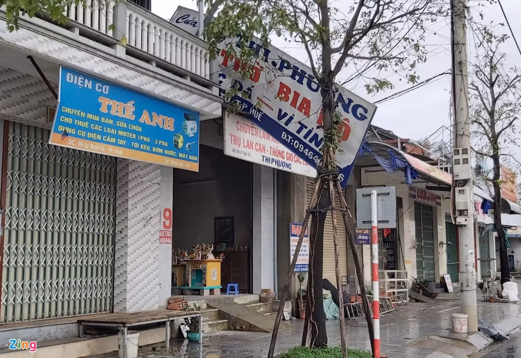 Nhiều nhà dân ở TP Huế cũng bị hư hại do gió mạnh.