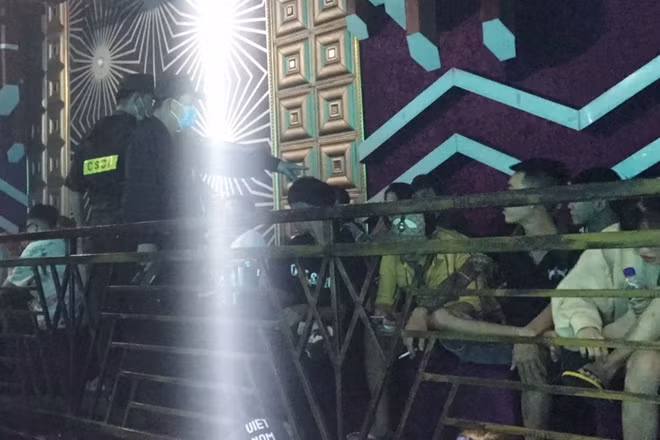  64 người dương tính ma túy trong quán bar New Club. Ngày 29/11, Phòng Cảnh sát điều tra tội phạm về ma túy Công an tỉnh Tiền Giang đã phát hiện 64/196 người có mặt tại quán bar New Club ở phường 5 (TP Mỹ Tho) dương tính với ma túy. Đáng chú ý, trước đó ngày 20/9, quán New Club đã từng bị kiểm tra, phát hiện 102 người dương tính với chất ma túy.
