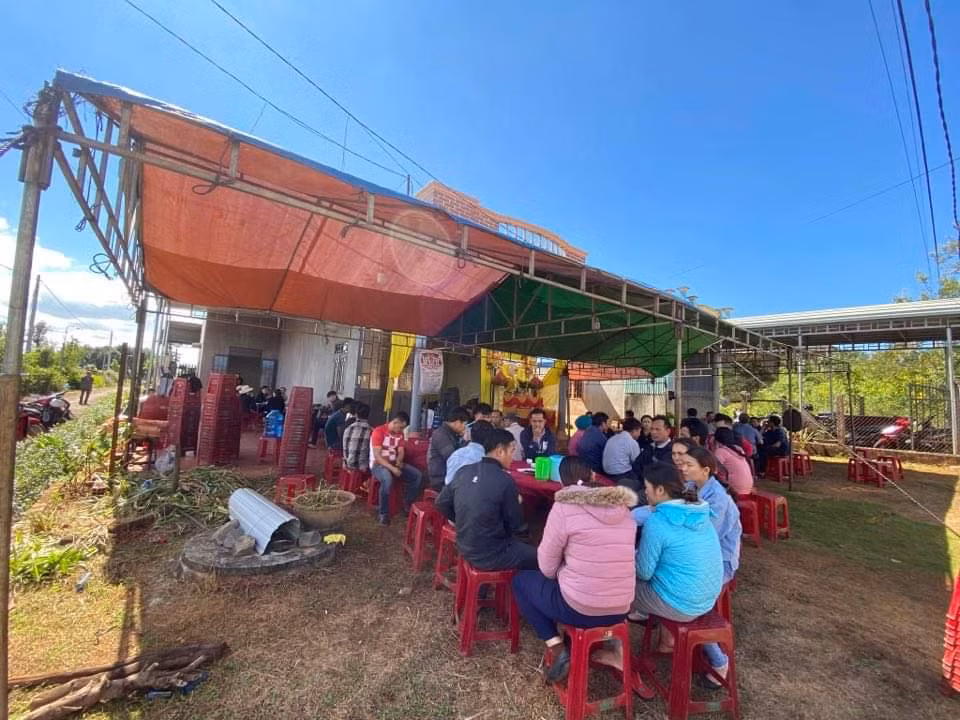  Ngủ cùng vợ, bị kẻ lạ mặt vào nhà đâm chết: Ngày 22/11, Công an huyện Đak Đoa và Phòng Cảnh sát Hình sự (Công an tỉnh Gia Lai) đang khẩn trương truy tìm hung thủ gây ra vụ án mạng tại thôn 1, xã Tân Bình, huyện Đak Đoa. Trước đó, khoảng 20h20 ngày 21/11, ông Trương Bá Sơn (SN 1971, trú tại thôn 1, xã Tân Bình) cùng vợ đang ngủ trong cửa hàng tại làng Dur, xã Glar, huyện Đak Đoa bất ngờ một đối tượng nam giới cầm dao đột nhập vào đâm 1 nhát trúng ngực ông. Sau đó, đối tượng đã tẩu thoát. Do vết thương nặng, ông Sơn tử vong. Ảnh: Báo Gia Lai.