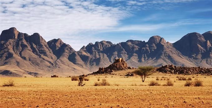 Sa mạc Namib gần như không có người cư ngụ, chỉ có sự hiện diện của vài điểm dân với một số nhóm người bản địa.