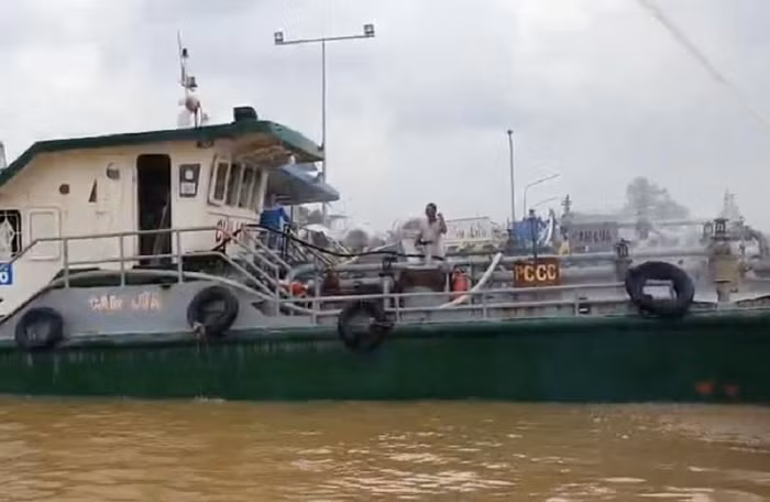  Tàu chở 230.000 lít xăng bốc cháy trên sông Đồng Nai: Khoảng 10h ngày 6/9, tàu chở xăng Cửu Long 7, mang biển kiểm soát TG-14616 thuộc Công ty TNHH MTV Liên Cường Phát cập cảng nhập xăng, dầu tại một công ty bên bờ sông Đồng Nai (đoạn thuộc TP Biên Hòa). Trong lúc nhập xăng, lửa trên con tàu này đã bất ngờ bốc cháy. Nhận được tin báo, Cảnh sát PCCC Công an tỉnh Đồng Nai đã nhanh chóng có mặt. Sau gần 1 giờ, đám cháy đã được dập tắt hoàn toàn. Thời điểm xảy ra cháy trên tàu đang có hơn 230 ngàn lít xăng. Ngoài ra, khu vực cháy tiếp giáp một tàu khác đang chứa 365 m3 dầu. >>> Mời độc giả xem thêm video Hà Nội: Cháy lớn tại khu công nghiệp Phú Thị: 