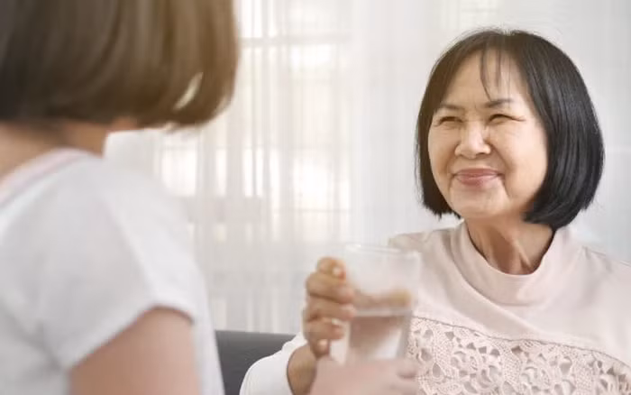 Vừa từ phòng sinh ra, mẹ chồng đã hỏi một câu rơi nước mắt Vua tu phong sinh ra, me chong da hoi mot cau roi nuoc mat