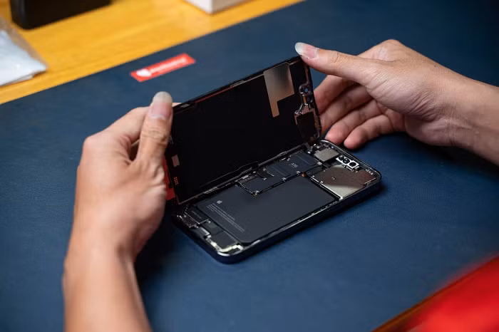 Giống như các đời iPhone trước, các chi tiết linh kiện của iPhone 14 Pro Max được bảo vệ bởi những miếng shield (miếng bảo vệ) bằng nhôm.