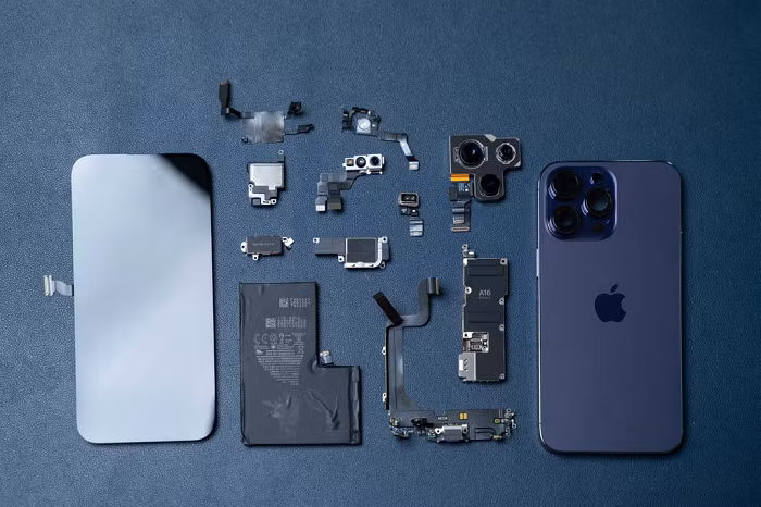 Và toàn bộ linh kiện của iPhone 14 Pro Max đã được kĩ thuật viên tháo ra.