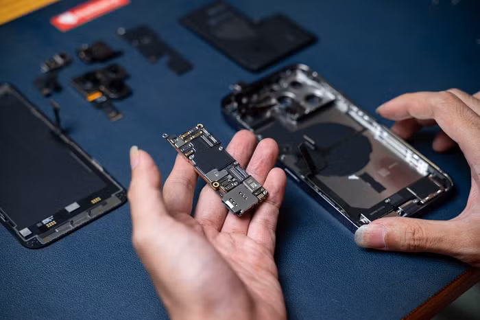 Một điểm đặc biệt đối với các thiết bị iPhone 14 series thị trường Mĩ LL/A sẽ không còn khay SIM truyền thống, mà thay thế hoàn toàn eSIM.